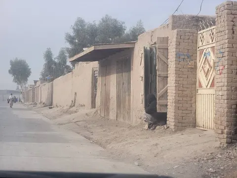 Walled plot with 2 shops for sale, 500 m²