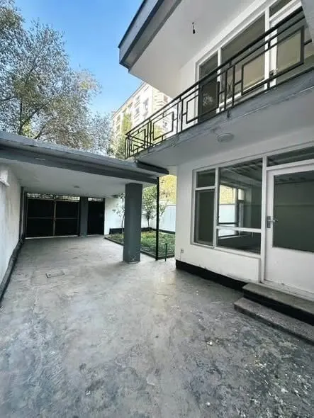 Independent house for rent in Karte 4, 6 bedrooms, 400 m2 yard