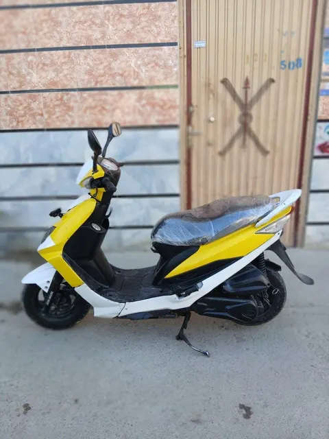 Kymco 125cc Scooter, Yellow and White, Used