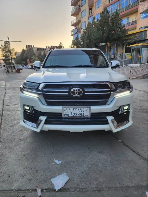 Toyota Land Cruiser GXR i 2011, White, Used