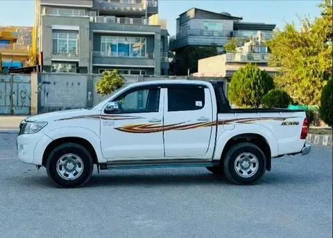 Toyota Hilux 2012 white full option