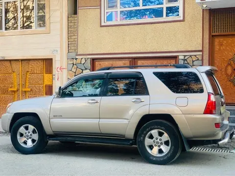 Toyota 4Runner 2004, 6-Cylinder, Petrol, Gold