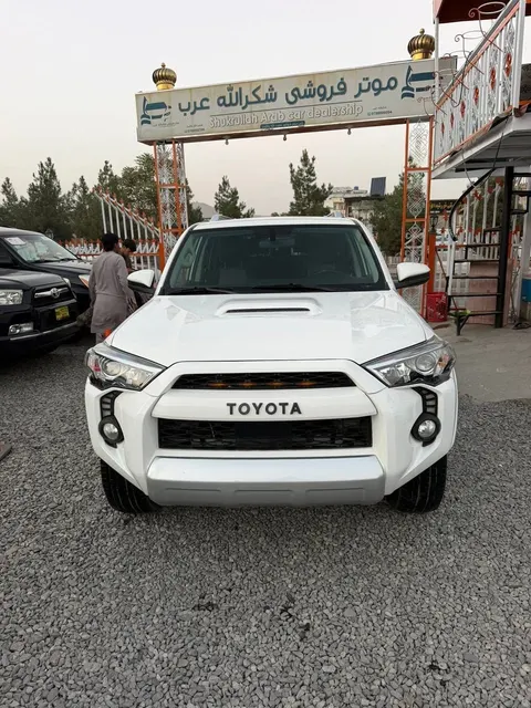 Toyota 4Runner 2015 white