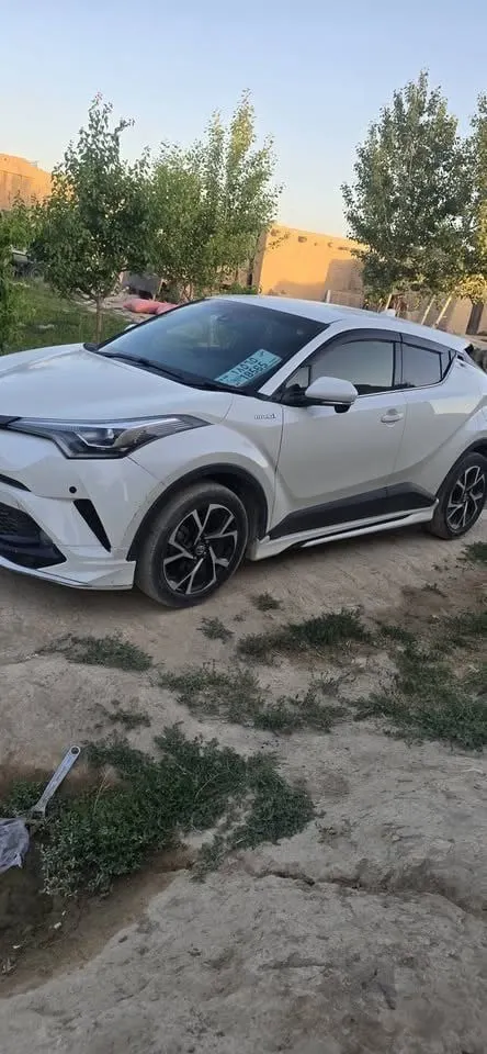 Toyota C-HR Hybrid 2017, Right-Hand Drive, 4-Cylinder, White