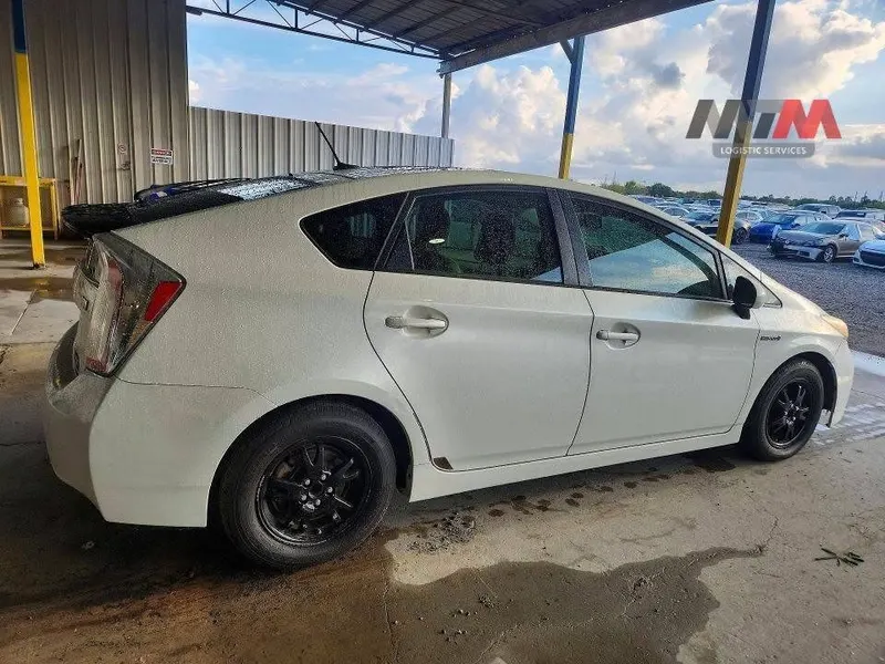 Toyota Prius Four 2015 (3)