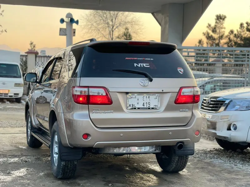 Toyota Fortuner 2011 (3)