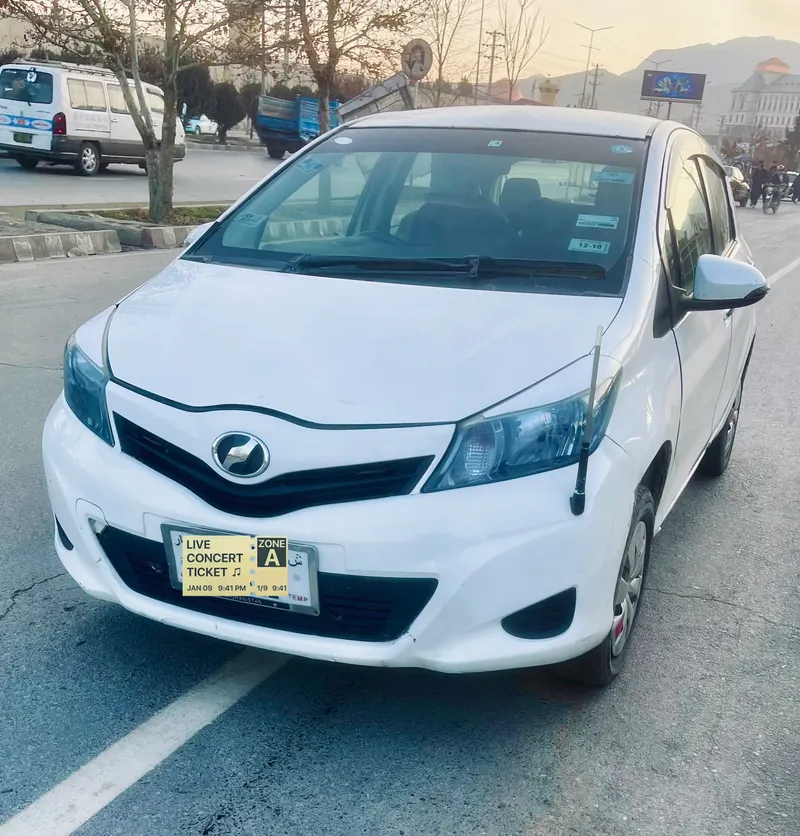 Toyota Vitz 2012 (1)