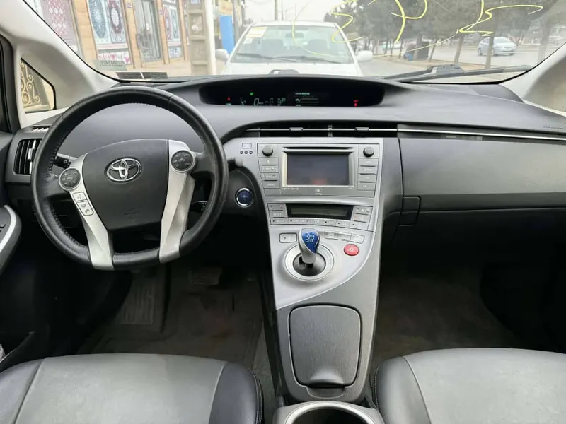 Toyota Prius Hybrid 2015 (1)