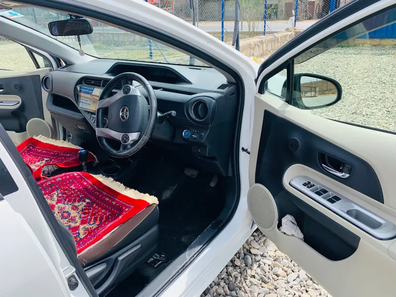 Toyota Aqua 2013 (2)