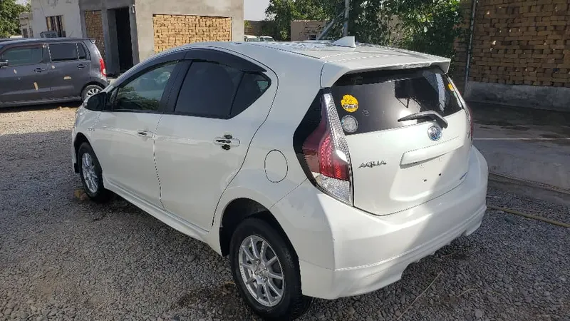 Toyota Aqua 2015 (2)
