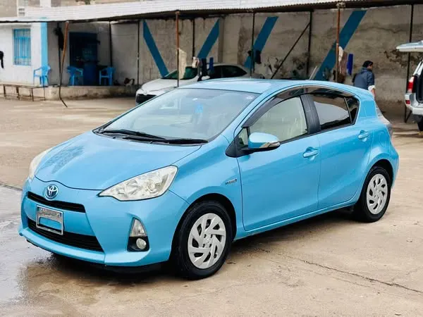 Toyota Aqua Hybrid 2012 (1)