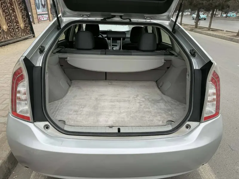 Toyota Prius Hybrid 2015 (3)