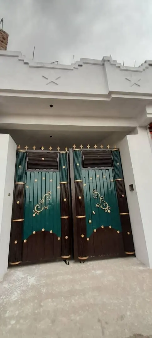 House with 3 shops for sale, 4 rooms, 425 m² (2)