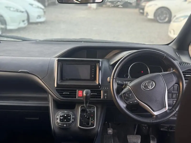 Toyota Voxy 2015 (4)