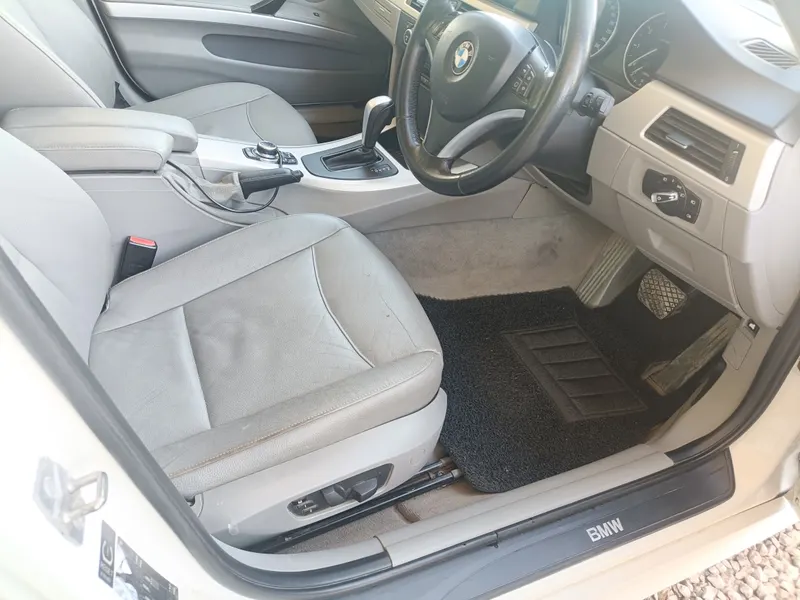 BMW 320i 2012 (1)