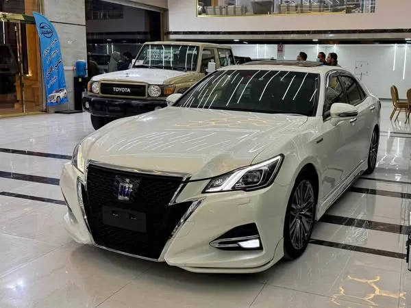 Toyota Crown Hybrid 2017 (1)