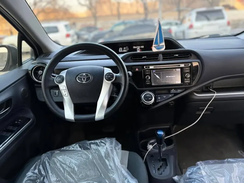 Toyota Aqua 2015 (4)