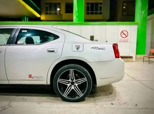 Dodge Charger 2008 (3)