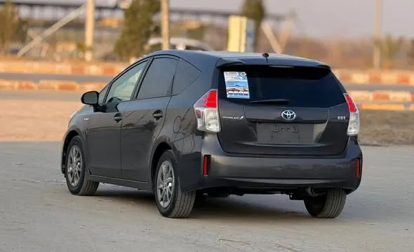 Toyota Prius 2015 (3)