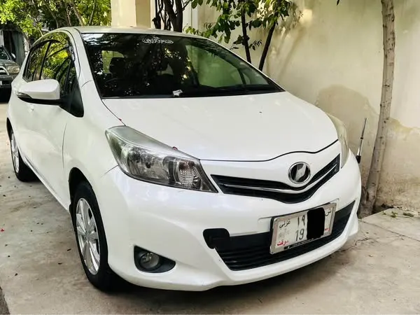 Toyota Vitz 2012 (1)