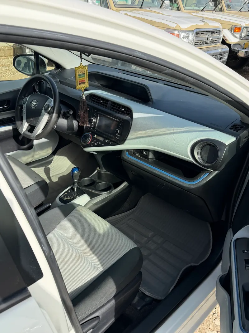 Toyota Aqua 2012 (5)