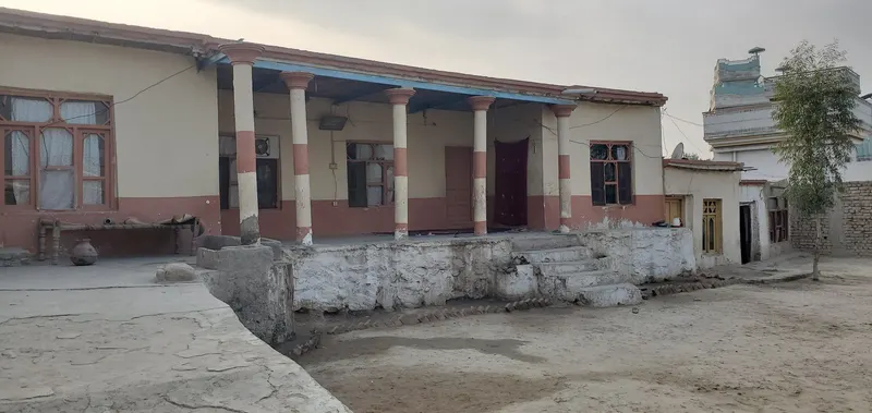 Two plots with 5-room house for sale, 550 m² and 324 m² (1)