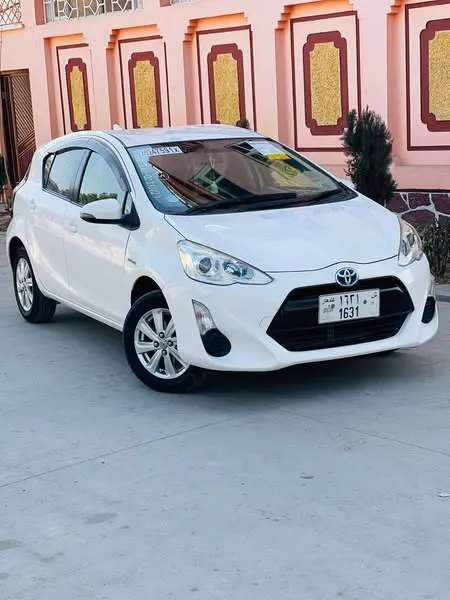 Toyota Aqua Hybrid 2015 (2)