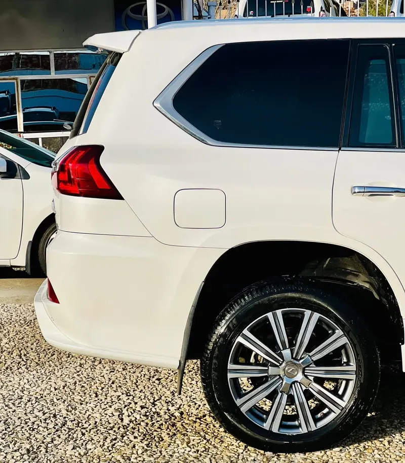 Toyota Lexus Lx570 2016 (2)