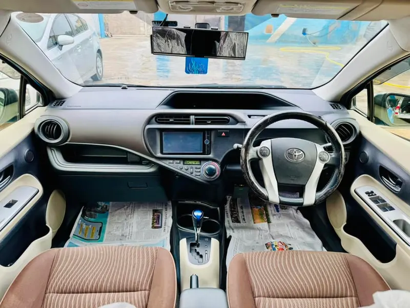 Toyota Aqua Hybrid 2012 (4)