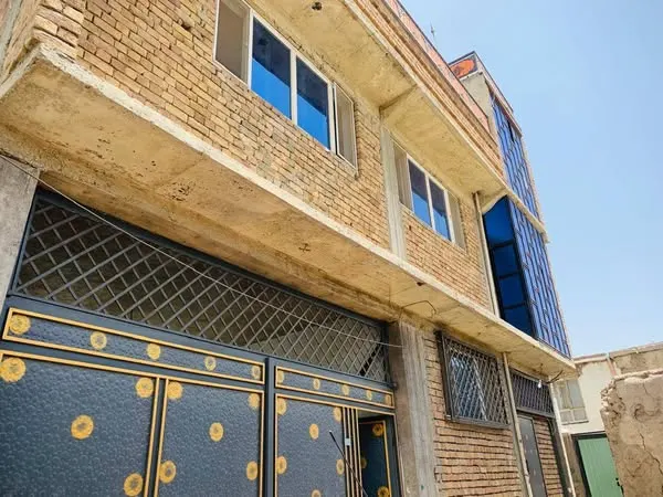 Property with 2-storey flat for sale, 300 m² (1)