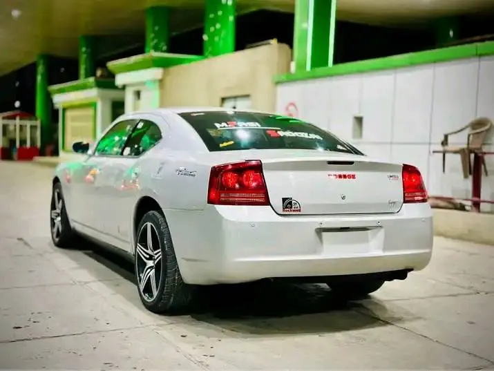 Dodge Charger 2008 (3)