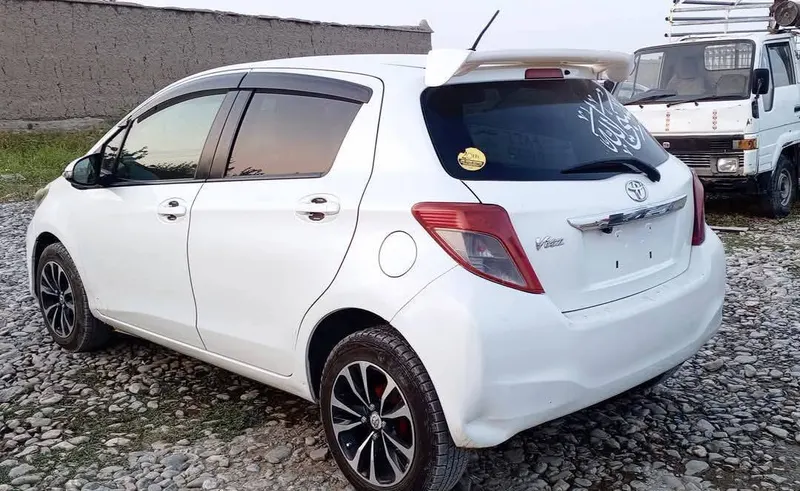 Toyota Vitz 2011 (3)