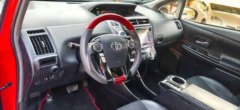 Toyota Prius V 2018 (4)