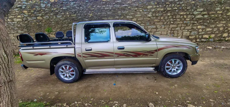Toyota Hilux 2003 Model (2)