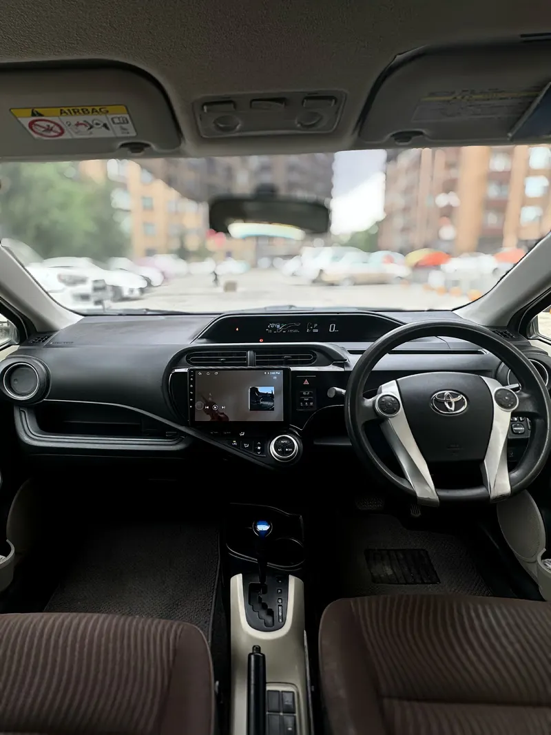 Toyota Aqua 2015 (6)