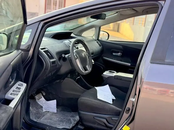 Toyota Prius 2015 (4)