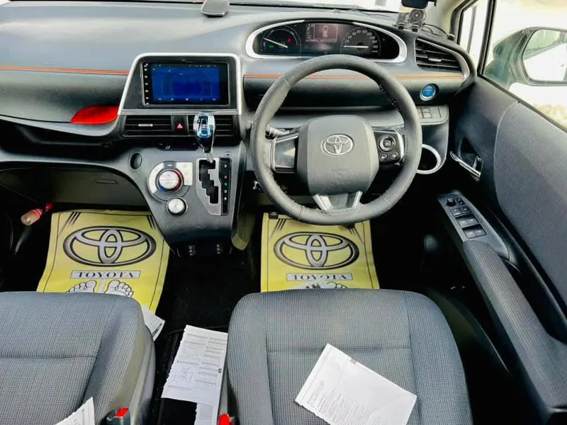 Toyota Sienta Hybrid 2015 (4)