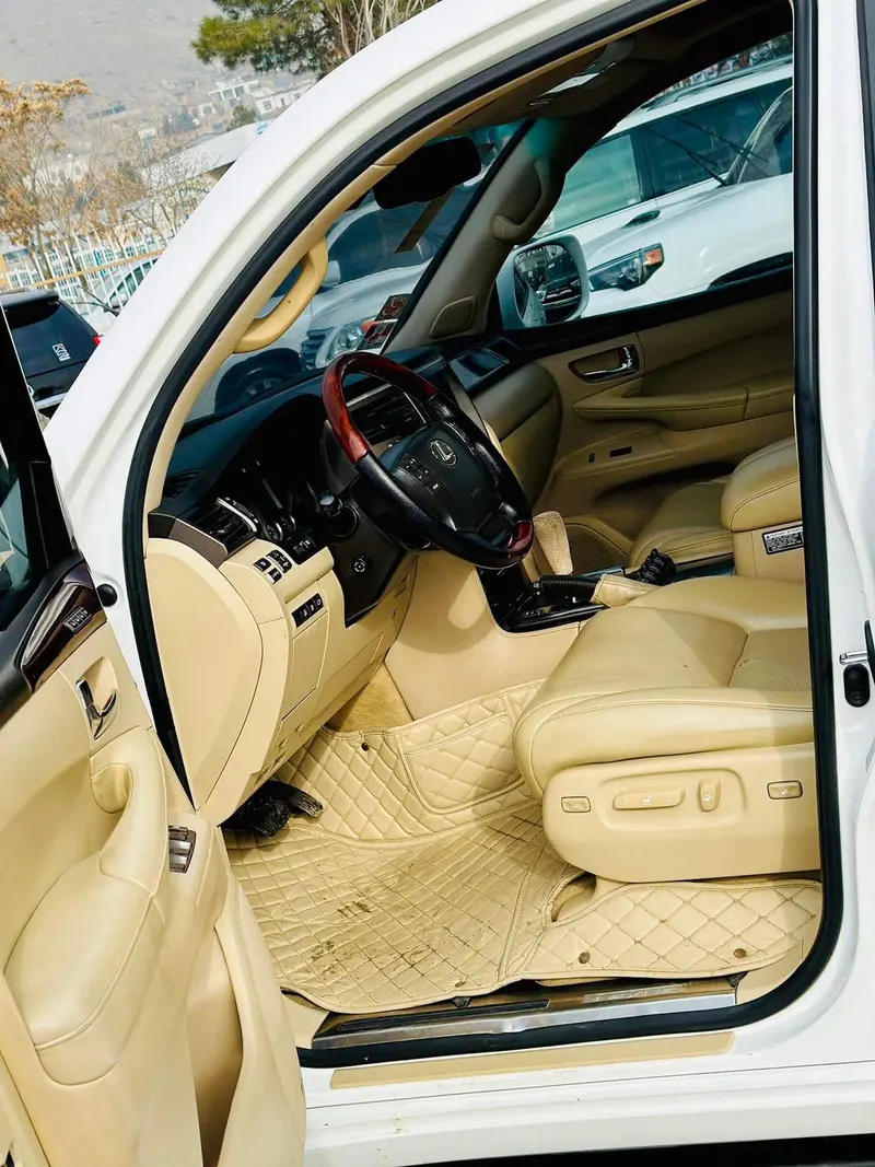 Lexus LX570 2010 (4)