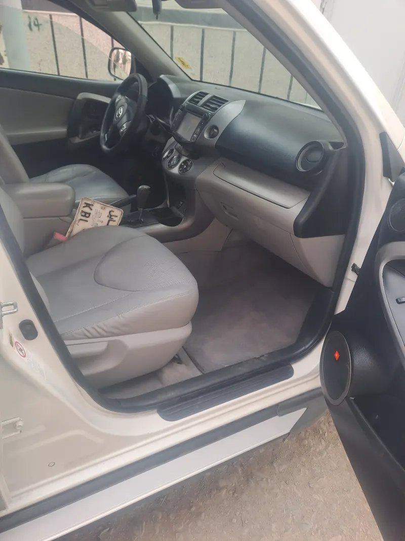 Toyota RAV4 (2)