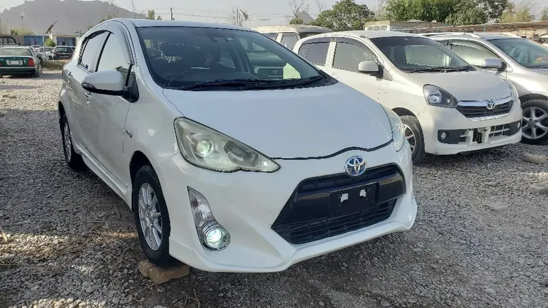 Toyota Aqua 2015 (1)