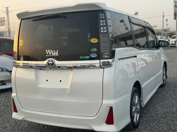 Toyota Voxy 2015 (3)