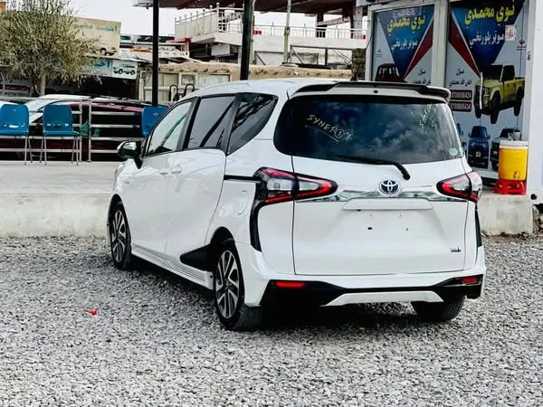 Toyota Sienta Hybrid 2015 (2)