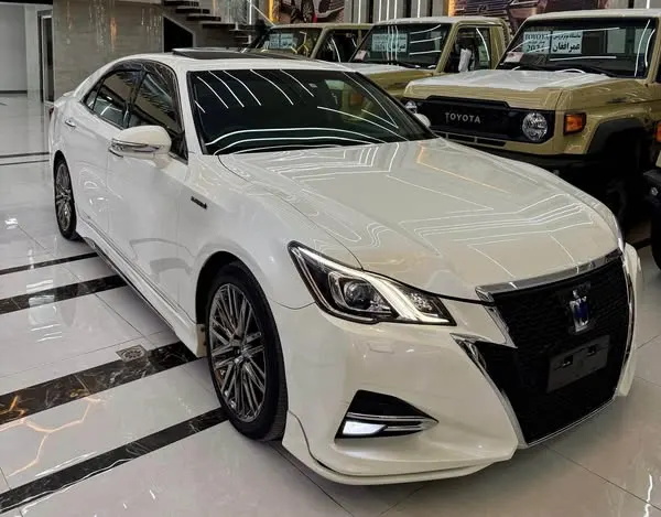 Toyota Crown Hybrid 2017 (2)