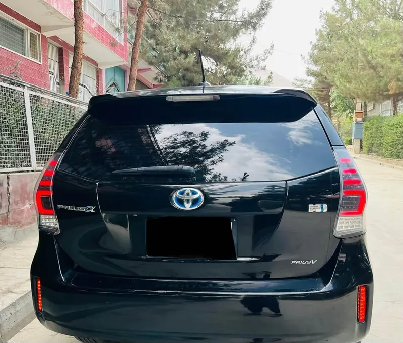 Toyota Prius V 2012 (3)