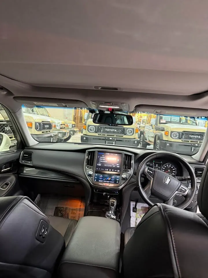 Toyota Crown Hybrid 2017 (4)