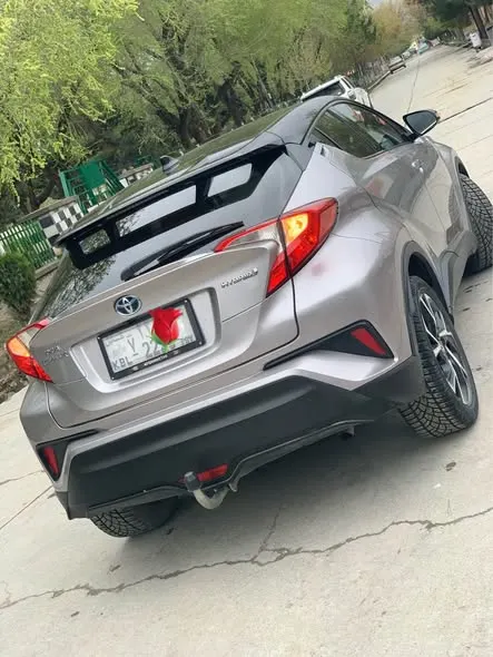 Toyota CR Hybrid 2017 (3)