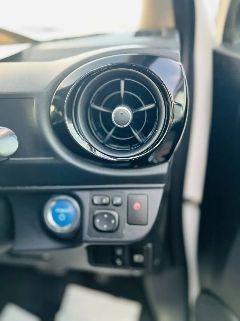 Toyota Aqua Hybrid 2016 (6)