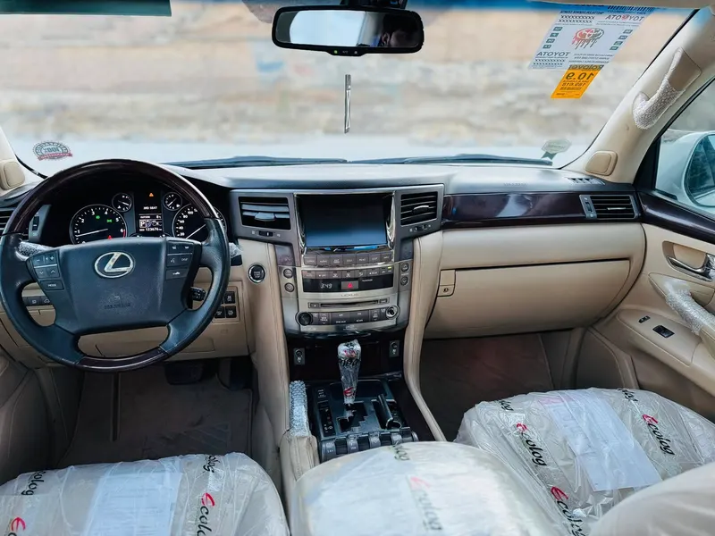 Lexus 570 2009 (4)