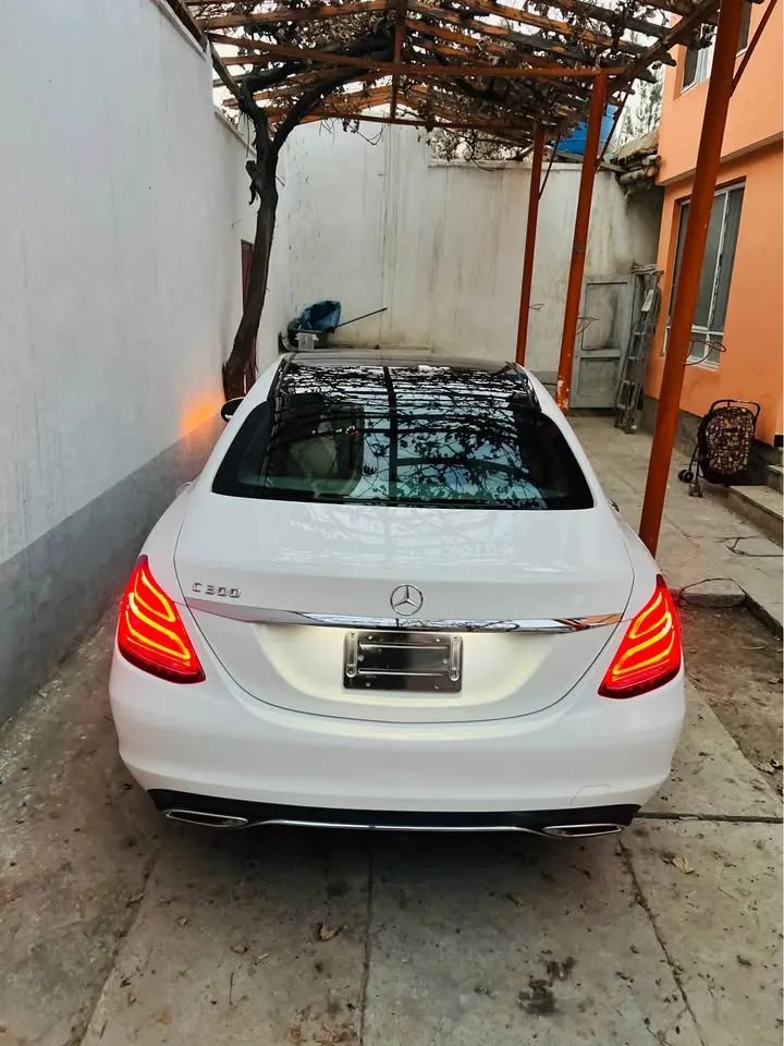 Mercedes-Benz C300 2016 (2)
