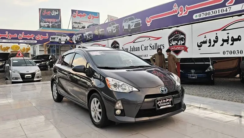 Toyota Aqua Hybrid 2015 (1)